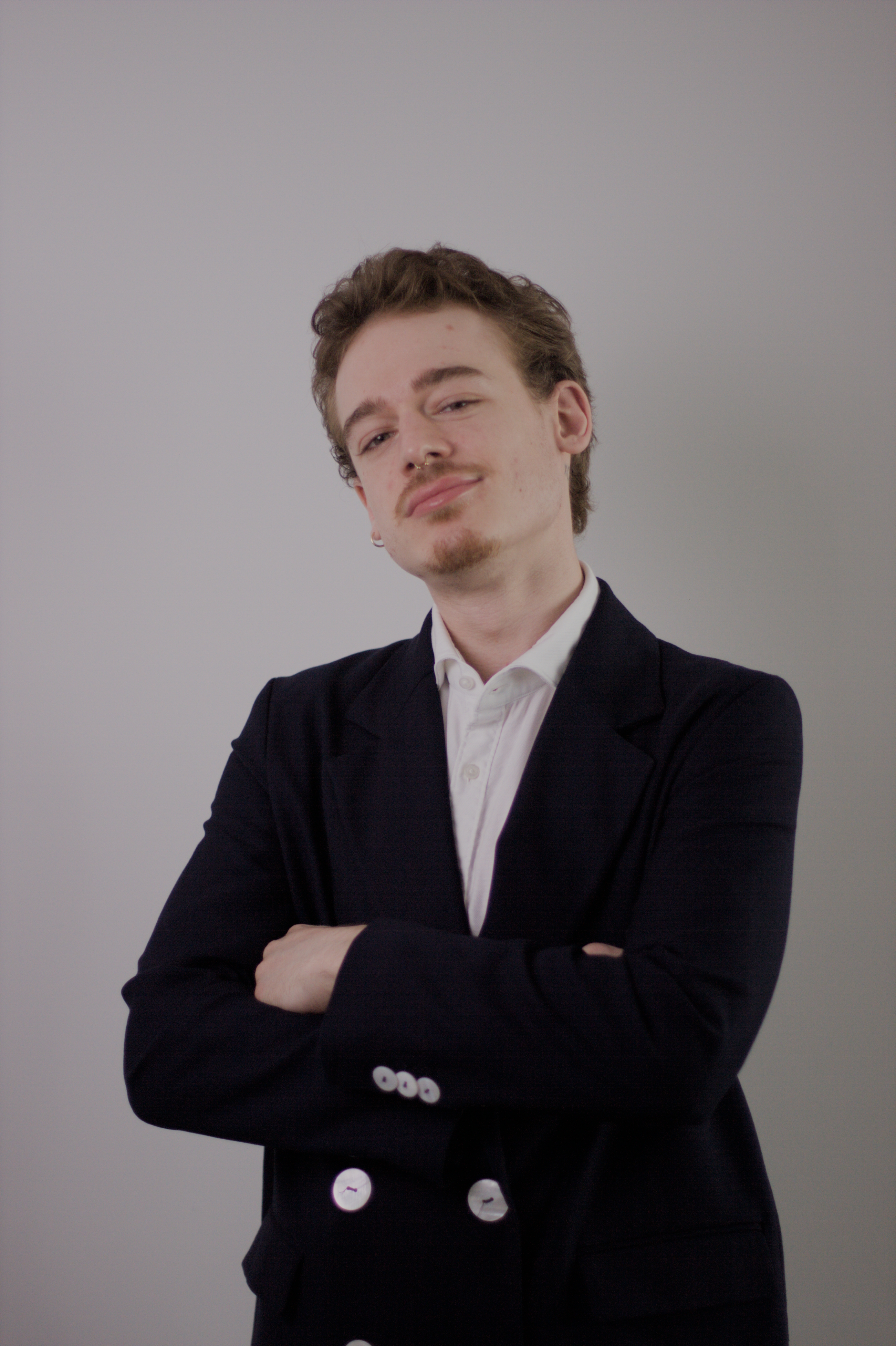 Portret Tomasza Klaczyńskiego w eleganckiej stylizacji